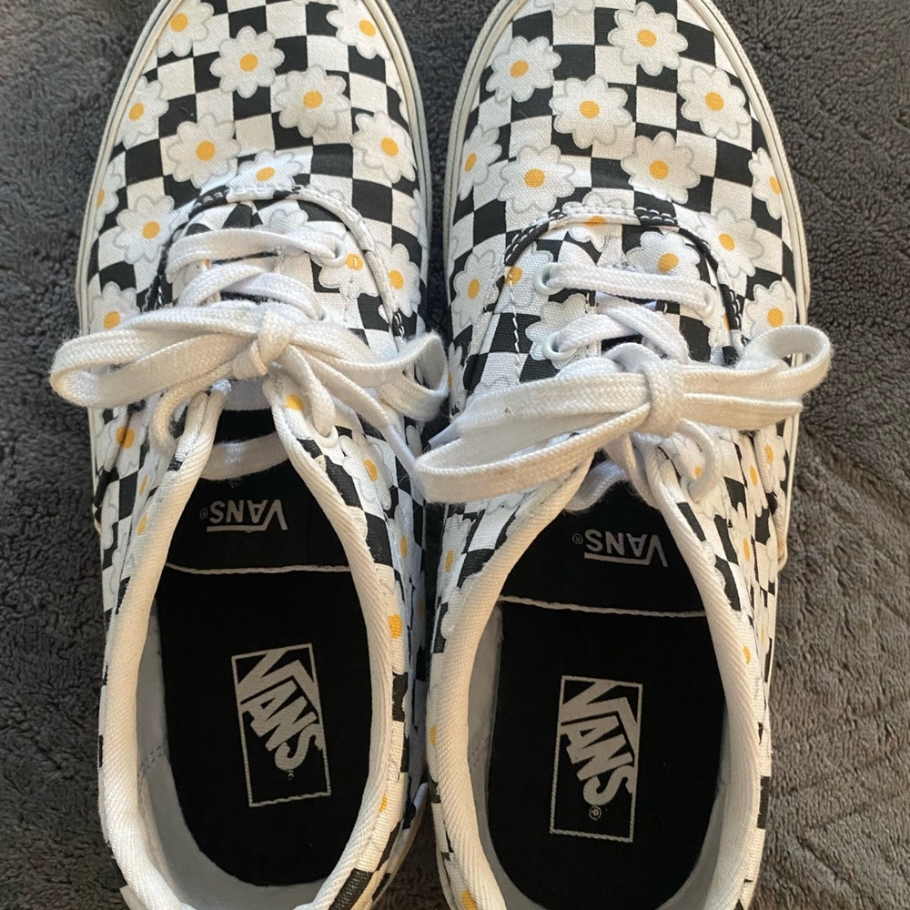 Girls size 5 daisy Van sneakers.